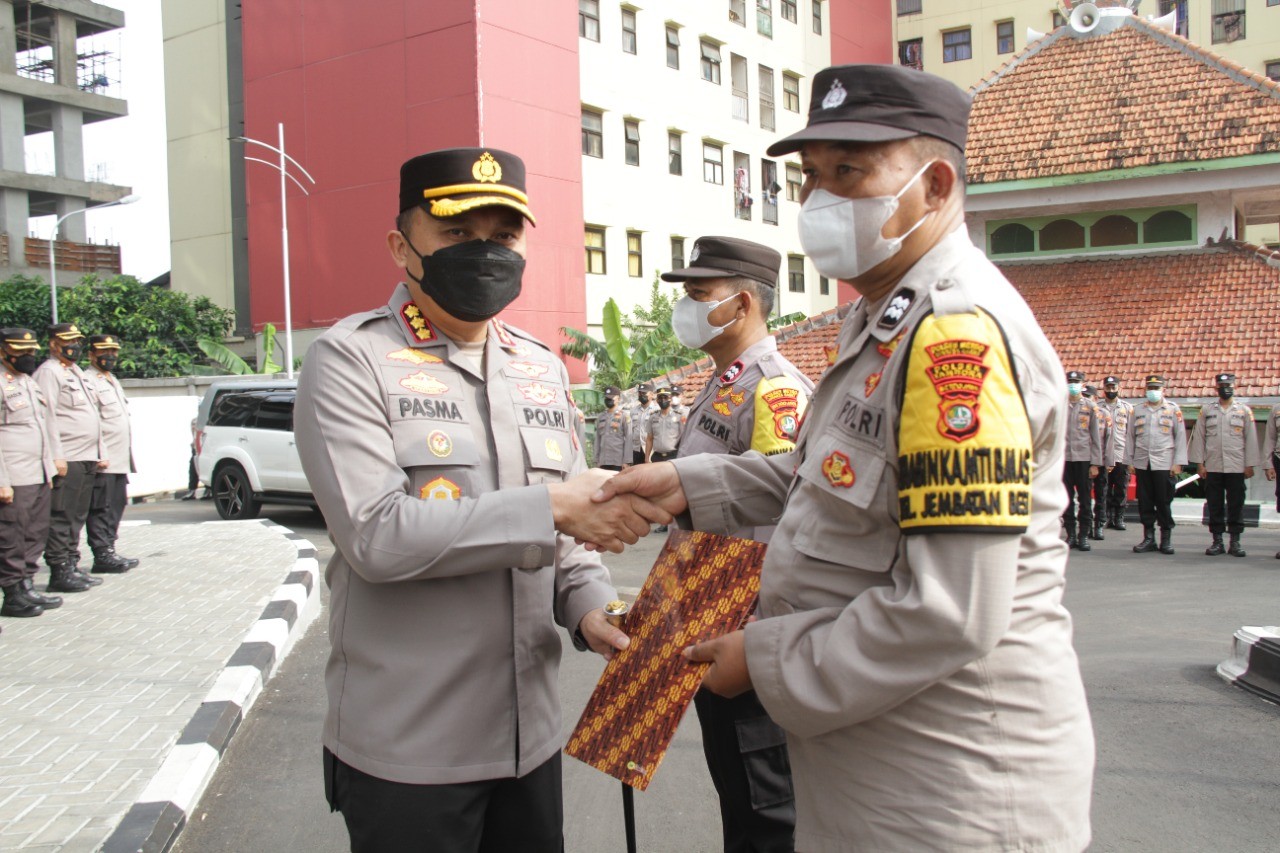 2 Anggota Bhabinkamtibmas mendapatkan penghargaan Kapolres Jakarta Barat