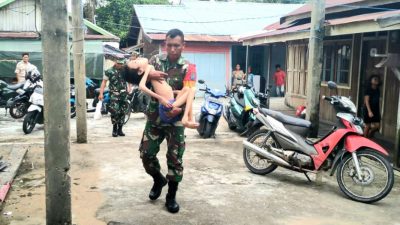 Babinsa Bopong Seorang Anak Selama 8 Tahun Terbaring Didalam Rumah