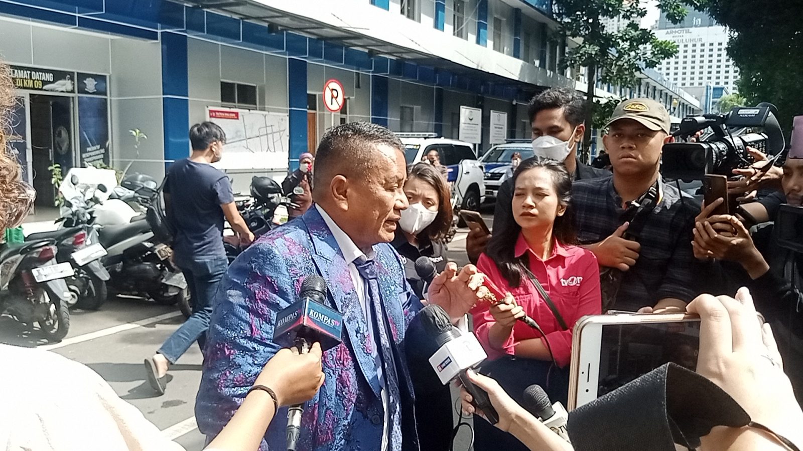 Hotman Paris Kunjungi Polda Metro Jaya, Irjen Teddy Minahasa Dan AKBP Dody Batal Dikonfrontir Hari ini