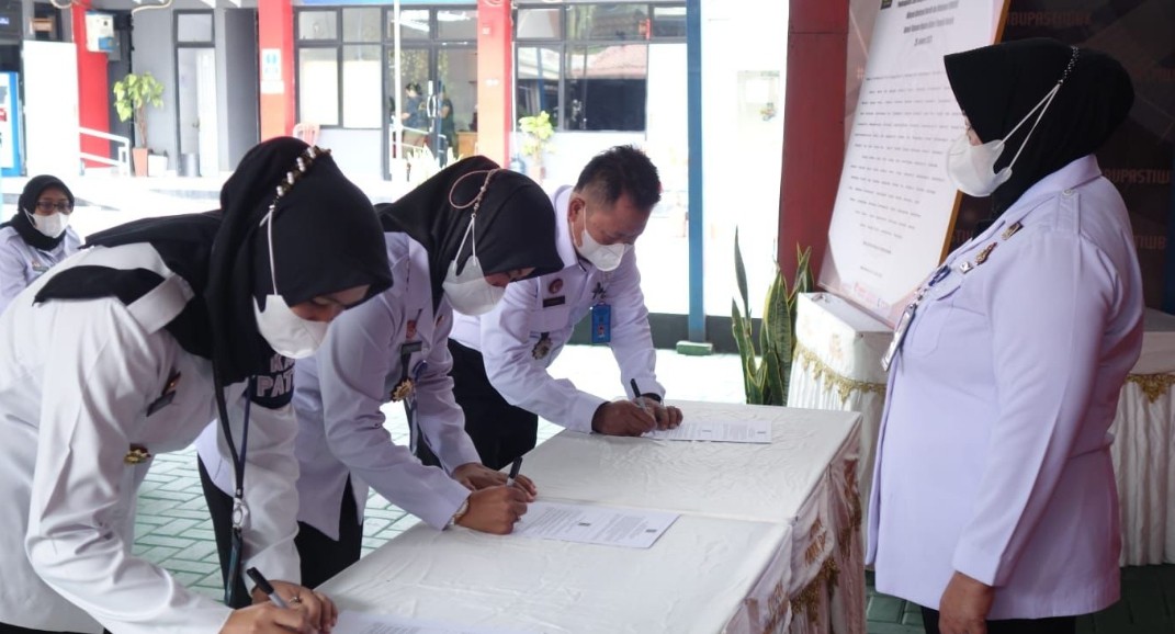 Petugas Rutan Kelas 1 Pondok Bambu Tandatangani Komitmen Pembangunan Zona Integritas