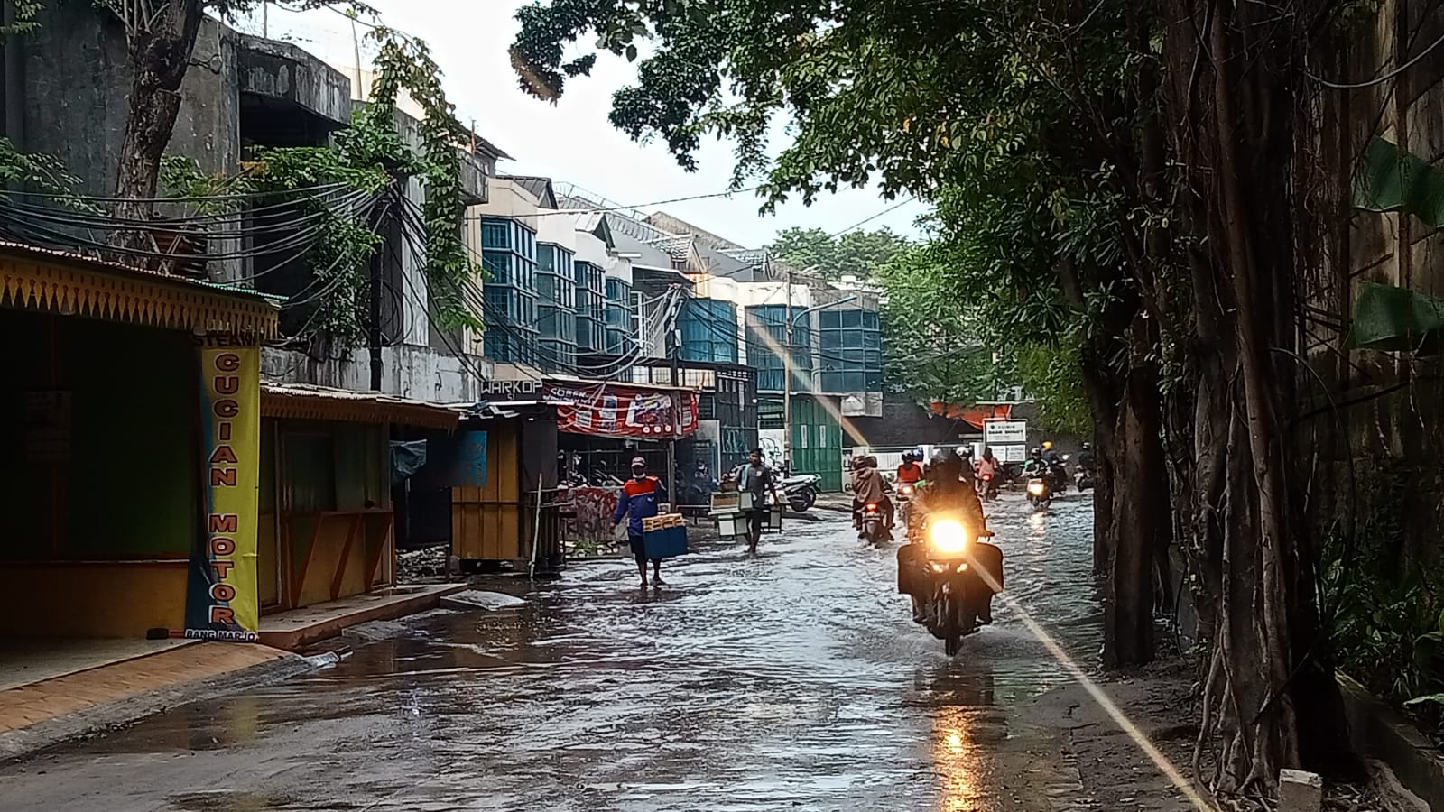 Genangan Air Yang Berada di jalan Pakuwon Cengkareng Bukan Karena Kios Pedagang