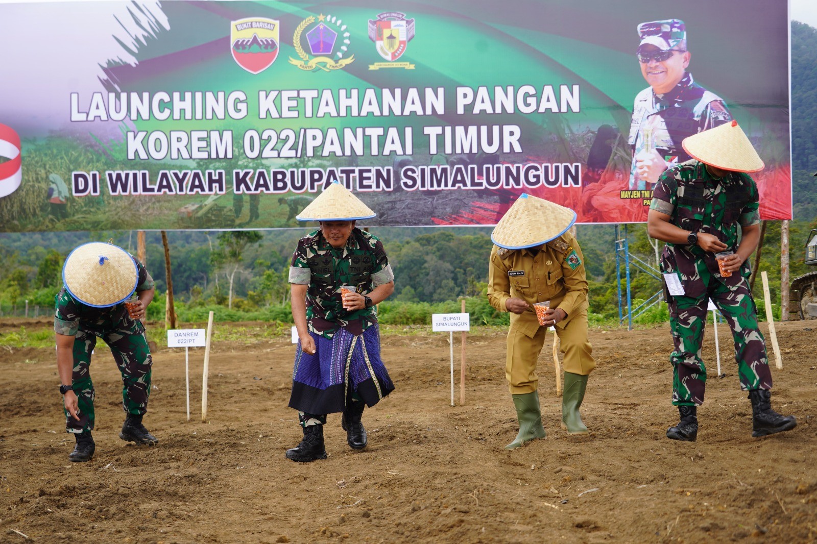 Danrem 022/PT Dampingi Pangdam I/BB Launching Ketahanan Pangan Korem 022/PT di wilayah Kabupaten Simalungun