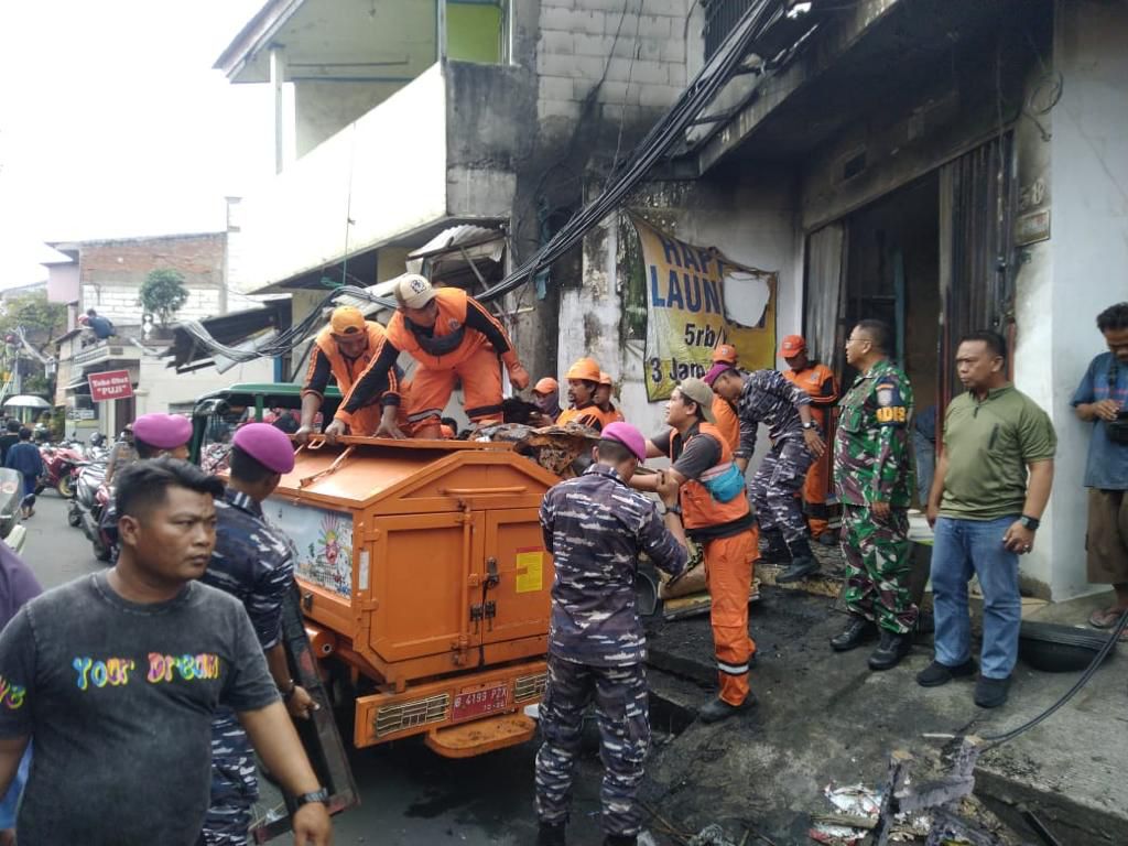 LANTAMAL III Terjunkan TIM Satgas Bencana Ke Lokasi Kebakaran Plumpang Jakarta Utara