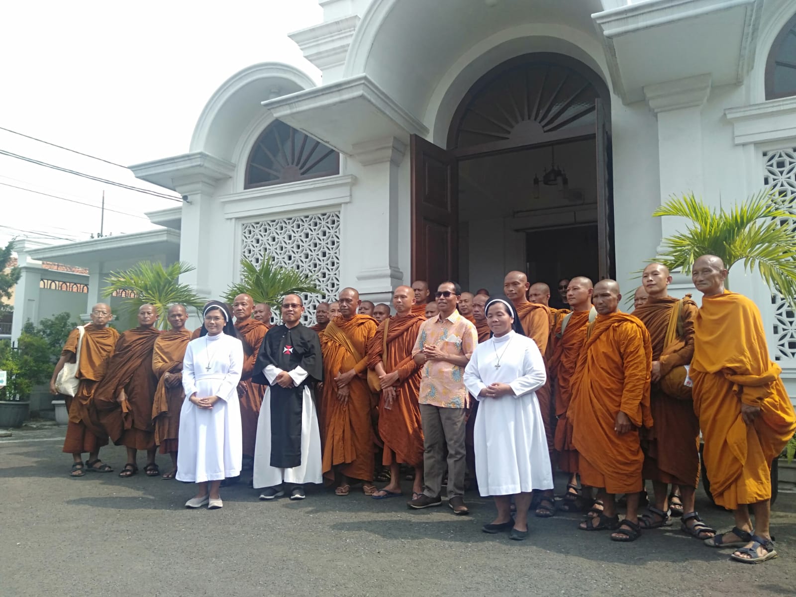 Thudong Biksu Thailand Kunjungi Kota Cirebon