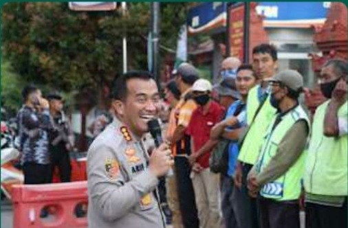 Polresta Cirebon Bagikan Paket Sembako ke tukang ojek hingga Tukang Becak