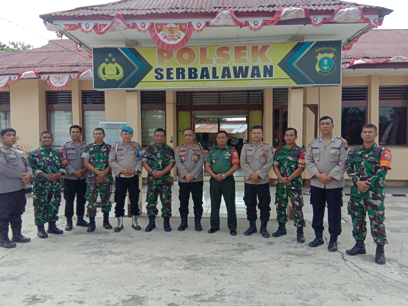 Peringati HUT Bhayangkara Ke-77, Danramil 05 Serbalawan dan Ibu Persit Lakukan Kunjungan Ke Polsek Serbalawan"