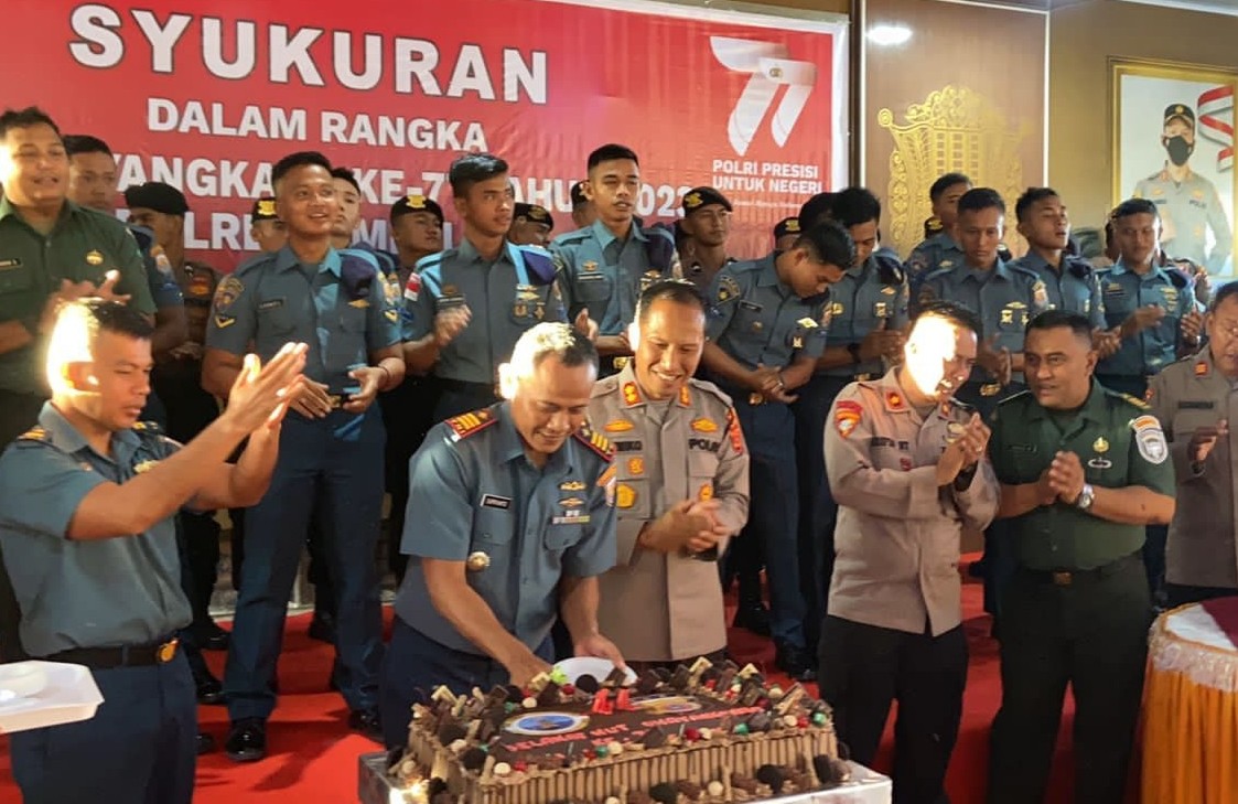 Wujudkan Sinergitas TNI-POLRI, Lanal Simeulue Berikan Kejutan dan Ucapan HUT Bhayangkara Ke-77