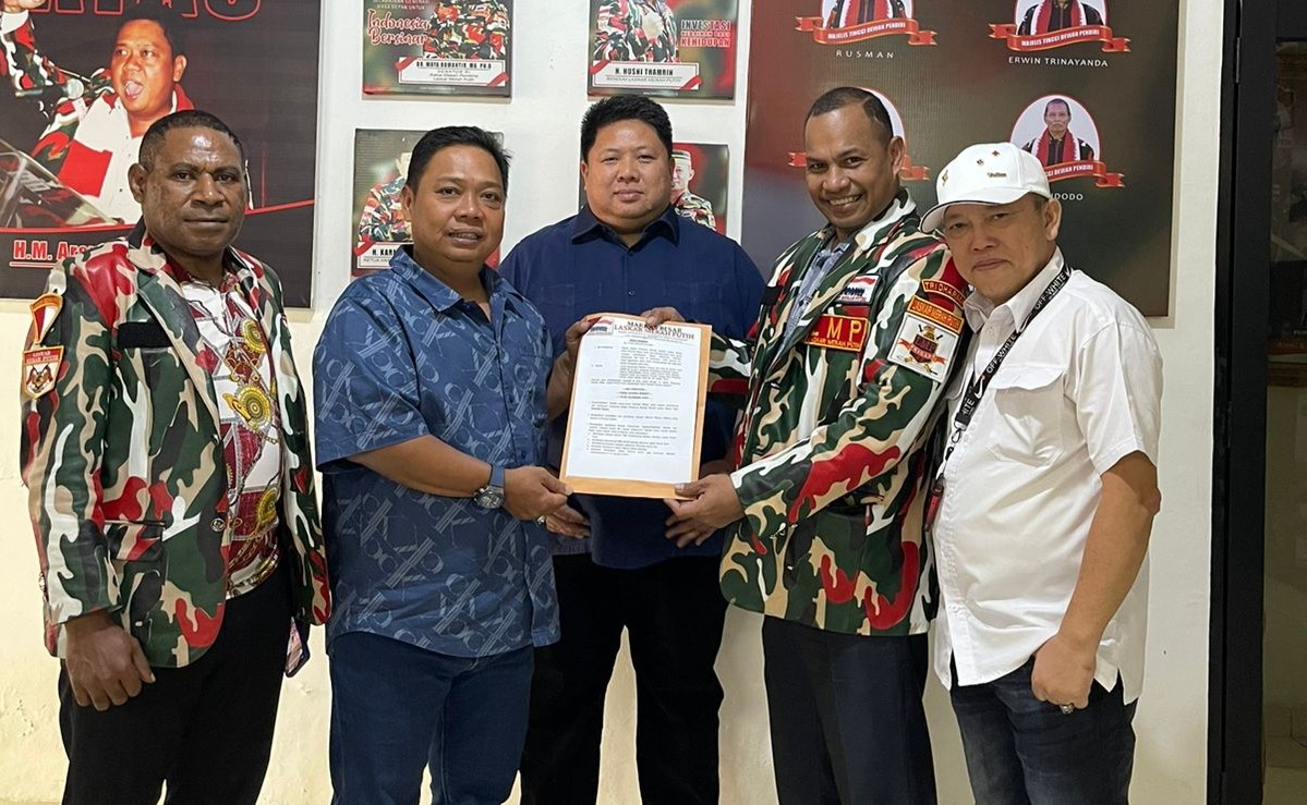 Ketua Umum LMP Arsyad Cannu Serahkan SK kepada Jan Cristian Arebo sebagai Ketua Markas Daerah Laskar Merah Putih Papua