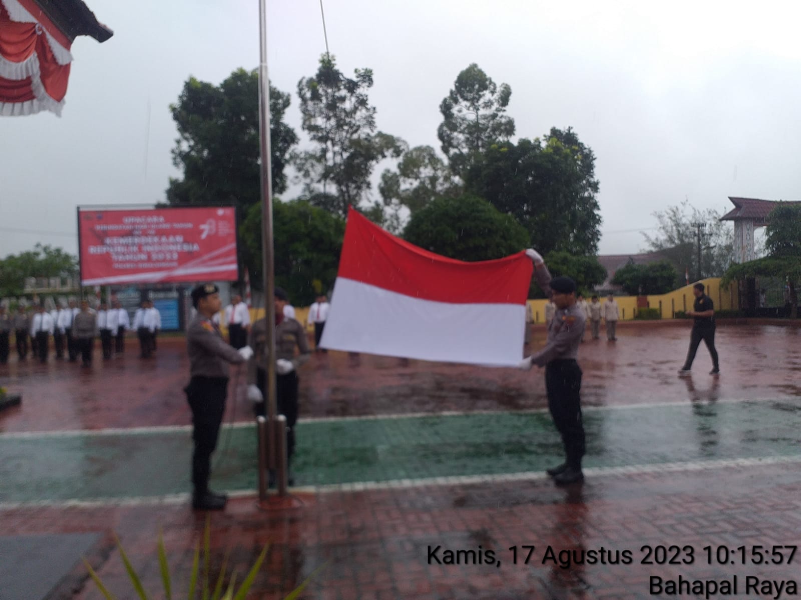 Hujan Deras Tidak Menurunkan Semangat Personel Polres Simalungun Melaksanakan Upacara Dirgahayu HUT RI ke-78
