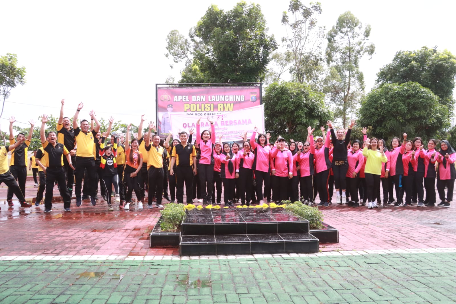 Olahraga Bersama Polres Simalungun dalam Rangka Hari Kesatuan Gerak Bhayangkari ke-71 dan Hari Jadi Ke-75 Polisi Wanita RI