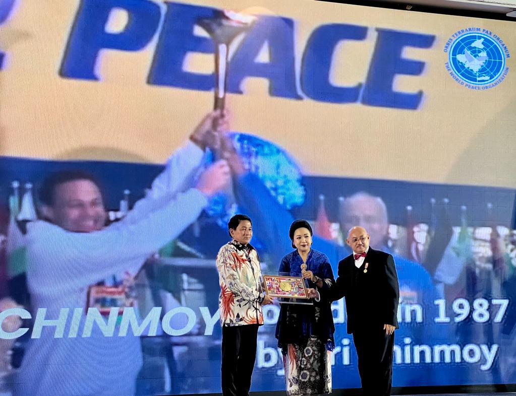 KGPH Adipati Dipokusumo sebagai representatif Sri Chinmoy Center  Menerima Penghargaan pada "The World Peace Award 2023