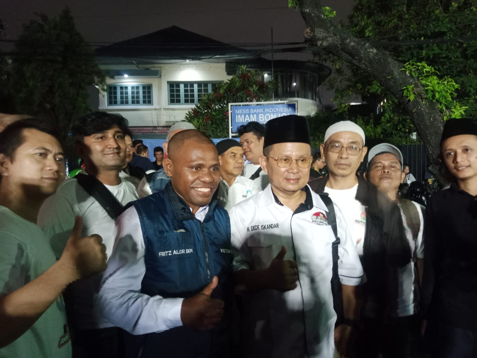 Pendukung Pasangan AMIN Anies Muhaimin Payung Anies Indonesia Hadiri Acara Undian No Urut Pasangan capres cawapres Amin di KPU