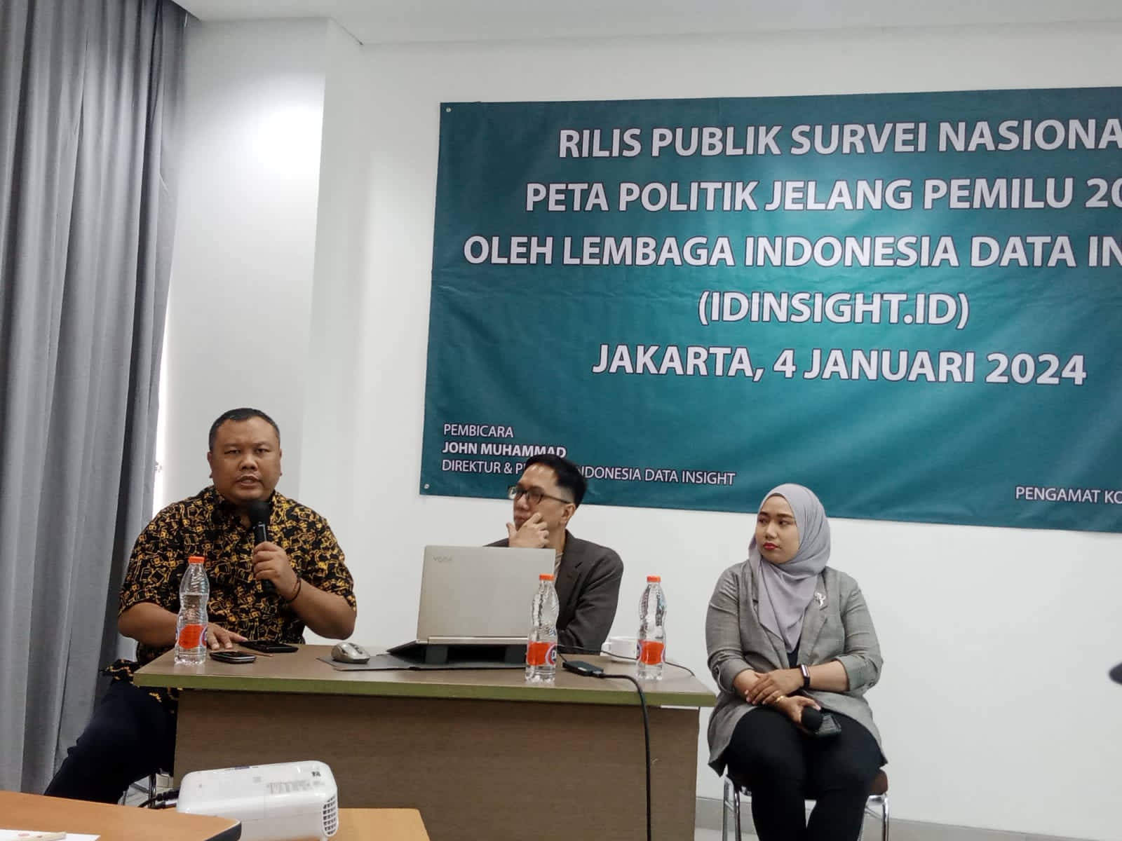 Hasil Lembaga Survei Data Insight Ganjar Pranowo Raih Suara 34.7%,35% kemudian di susul Prabowo Subianto dan Anies Baswedan 