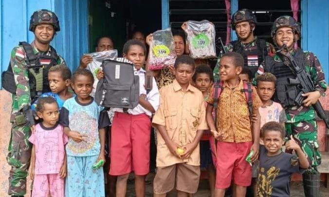 Satgas Yonif 310/KK Berbagi Kebahagiaan di Kampung Senggi