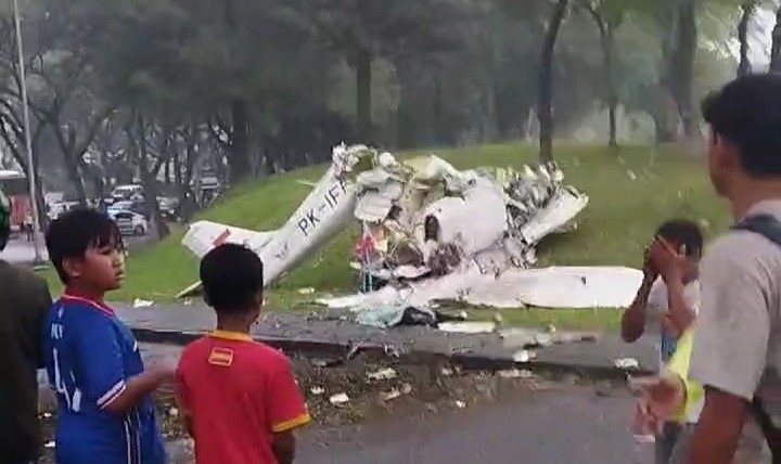 Sebuah pesawat latih jatuh di Jalan BSD Grand Boulevard Tangsel