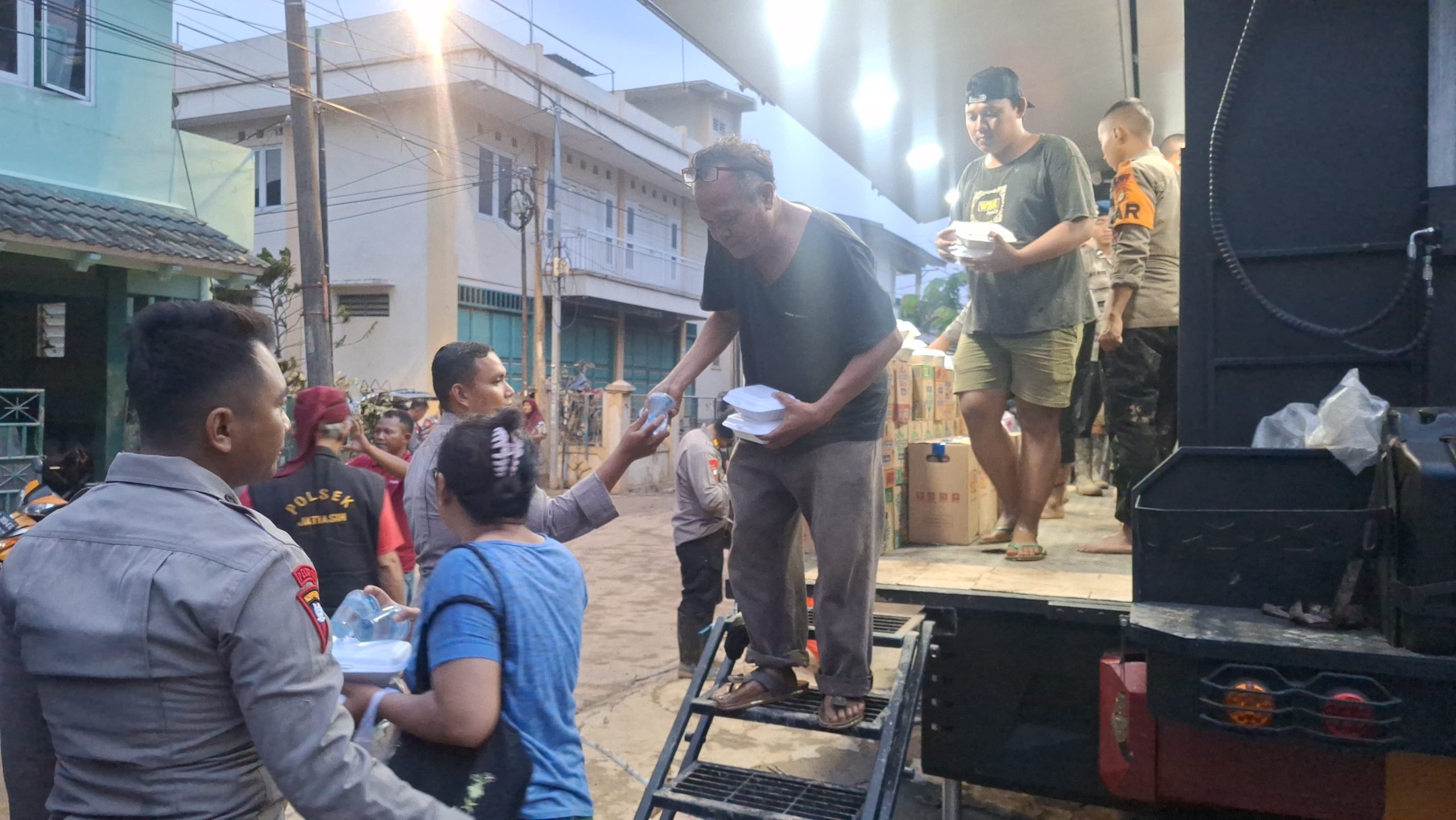 Brimob Metro Jaya Gelar Dapur Umum Lapangan di Pondok Gede Permai Bantu Warga Terdampak Banjir