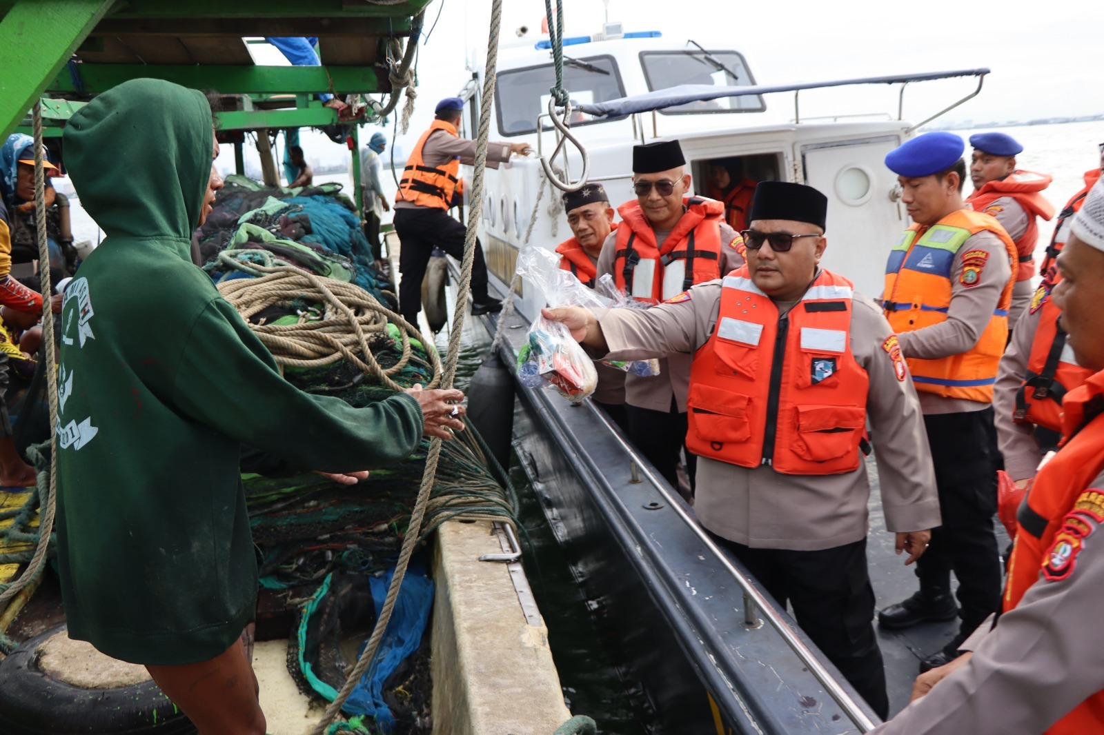 Kapolres Kepulauan Seribu Bagikan Takjil kepada Nelayan dalam Safari Ramadhan