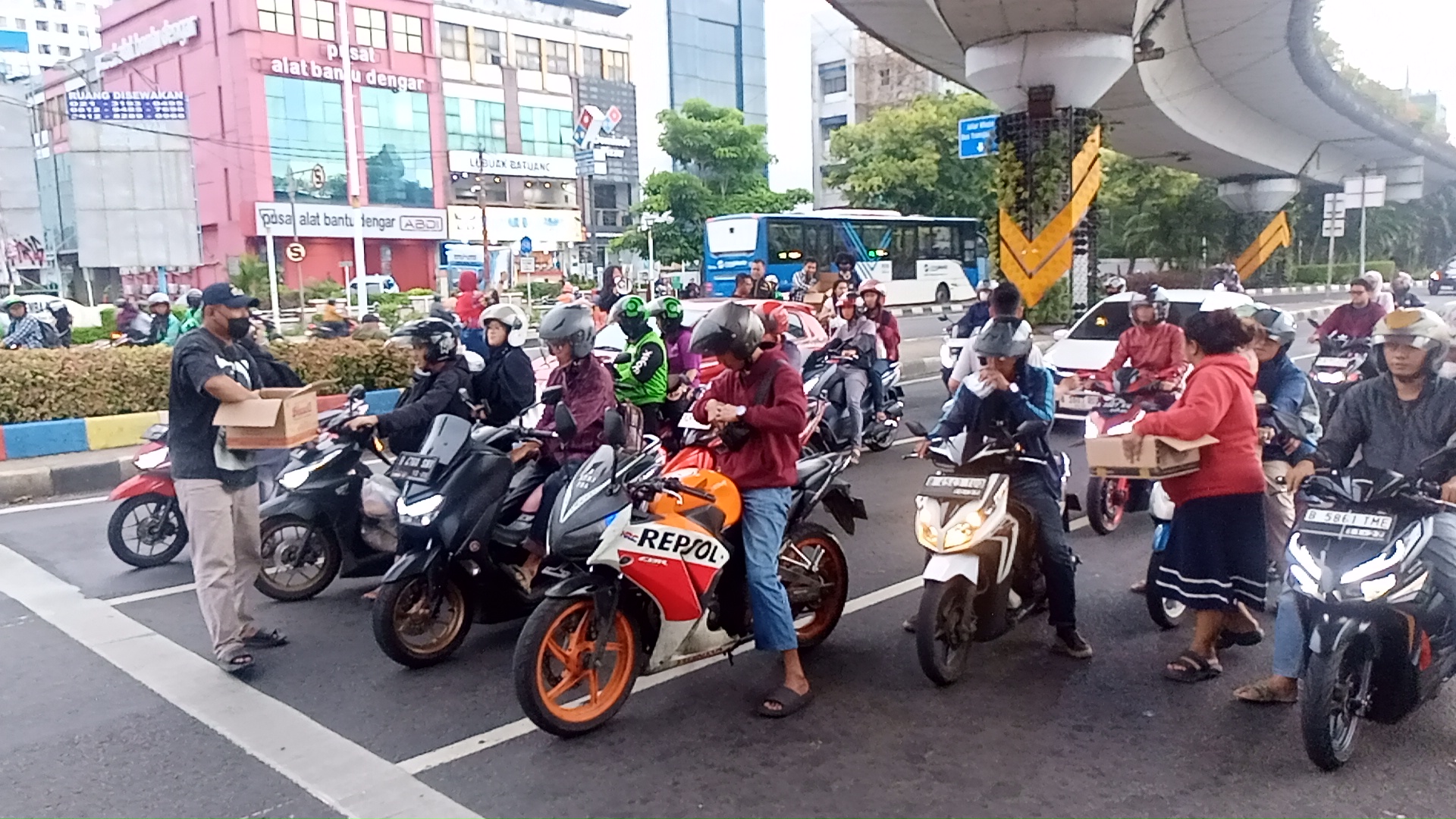 Maluku Utara Bersatu Berbagi Takjil di Lampu Merah Matraman Jakarta