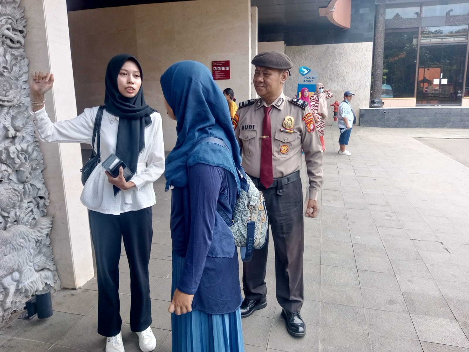 Polisi Amankan Pengunjung Taman Mini Indonesia Indah (TMII) Jakarta Timur pada hari pertama Lebaran 2025
