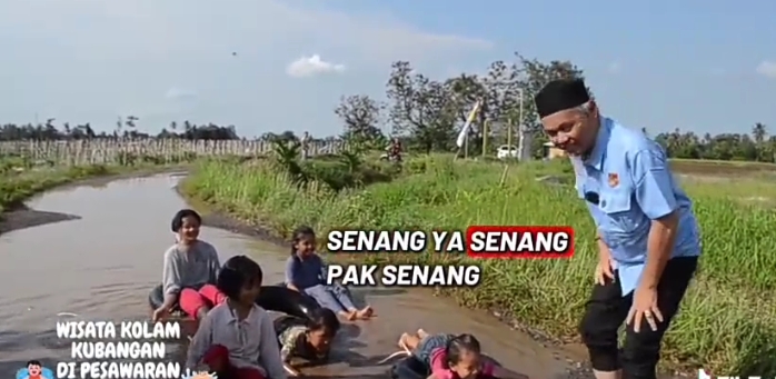 Anak-Anak Disuruh Mandi di Jalan Rusak, Diduga untuk Kampanye Hitam Jelang PSU di Pesawaran