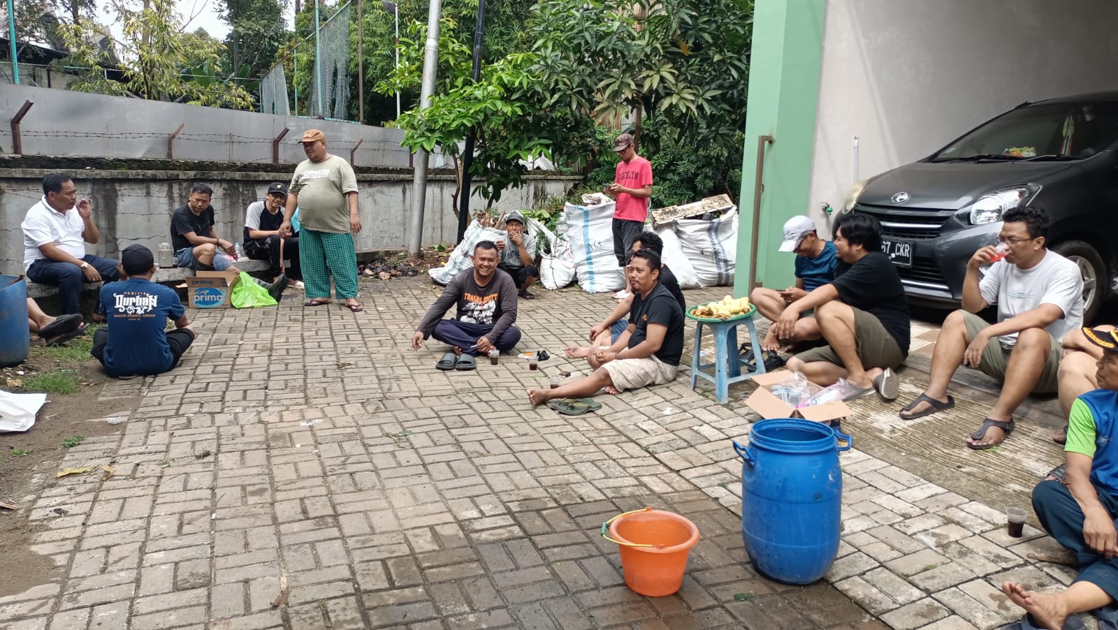 H Supiani Serap Aspirasi Warga Perum Duta Asri 5, Gotong Royong Bersihkan Saluran Air
