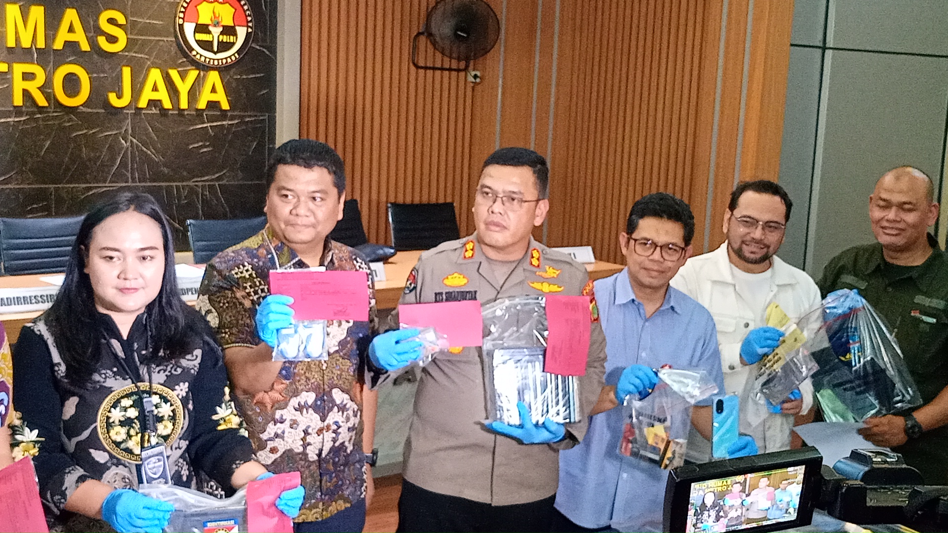 Ditsiber Polda Metro Jaya Tangkap Pelaku Penipuan Lewat WhatsApp, Korban Rugi Rp261 Juta