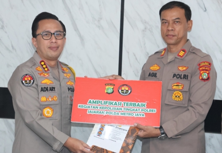 Penghargaan Personel Kabid Humas Polda Metro Dikehumasan lingkungan Polri