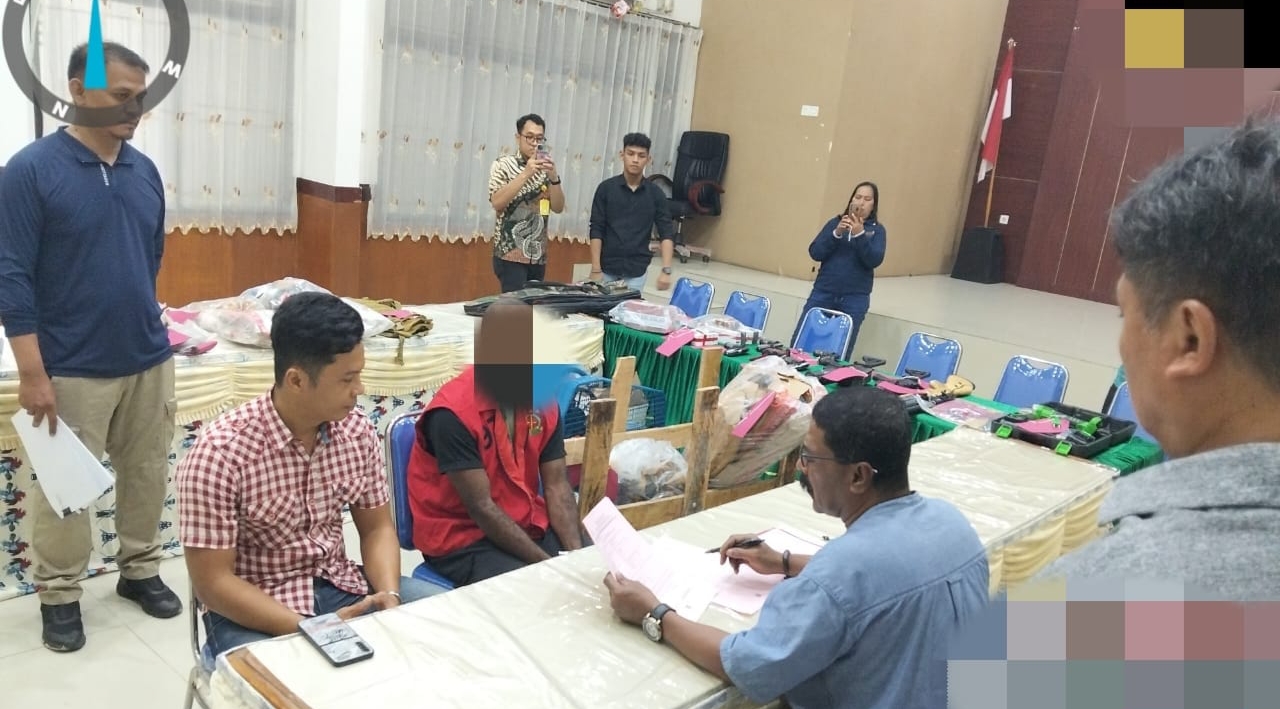 Satgas Gakkum Serahkan Tersangka Yuni Enumbi dan Barang Bukti Ratusan Amunisi ke Kejari Jayapura
