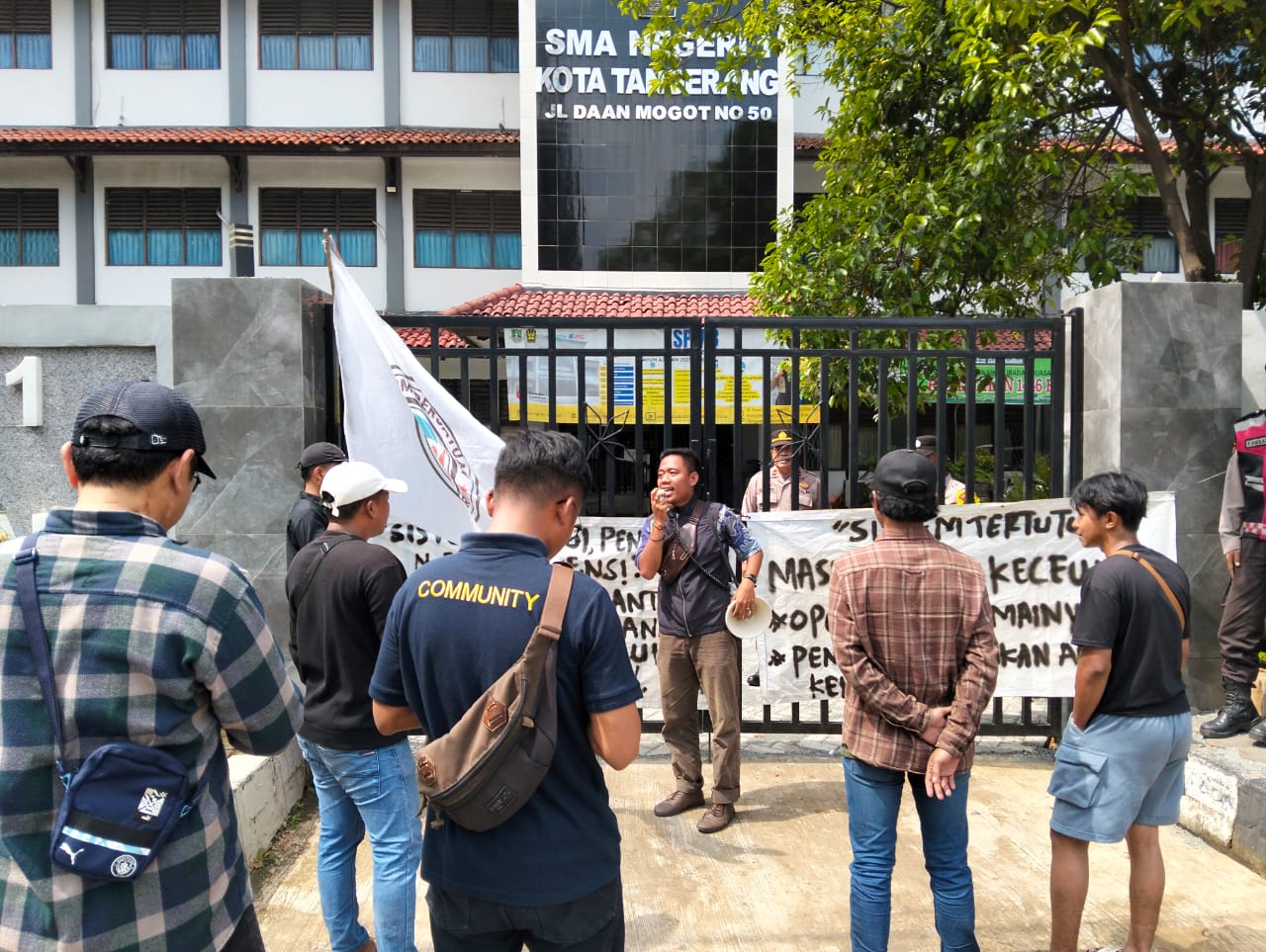 Warga Gelar Aksi di Depan SMAN 1 Kota Tangerang, Soroti Sistem SPMB yang Tertutup