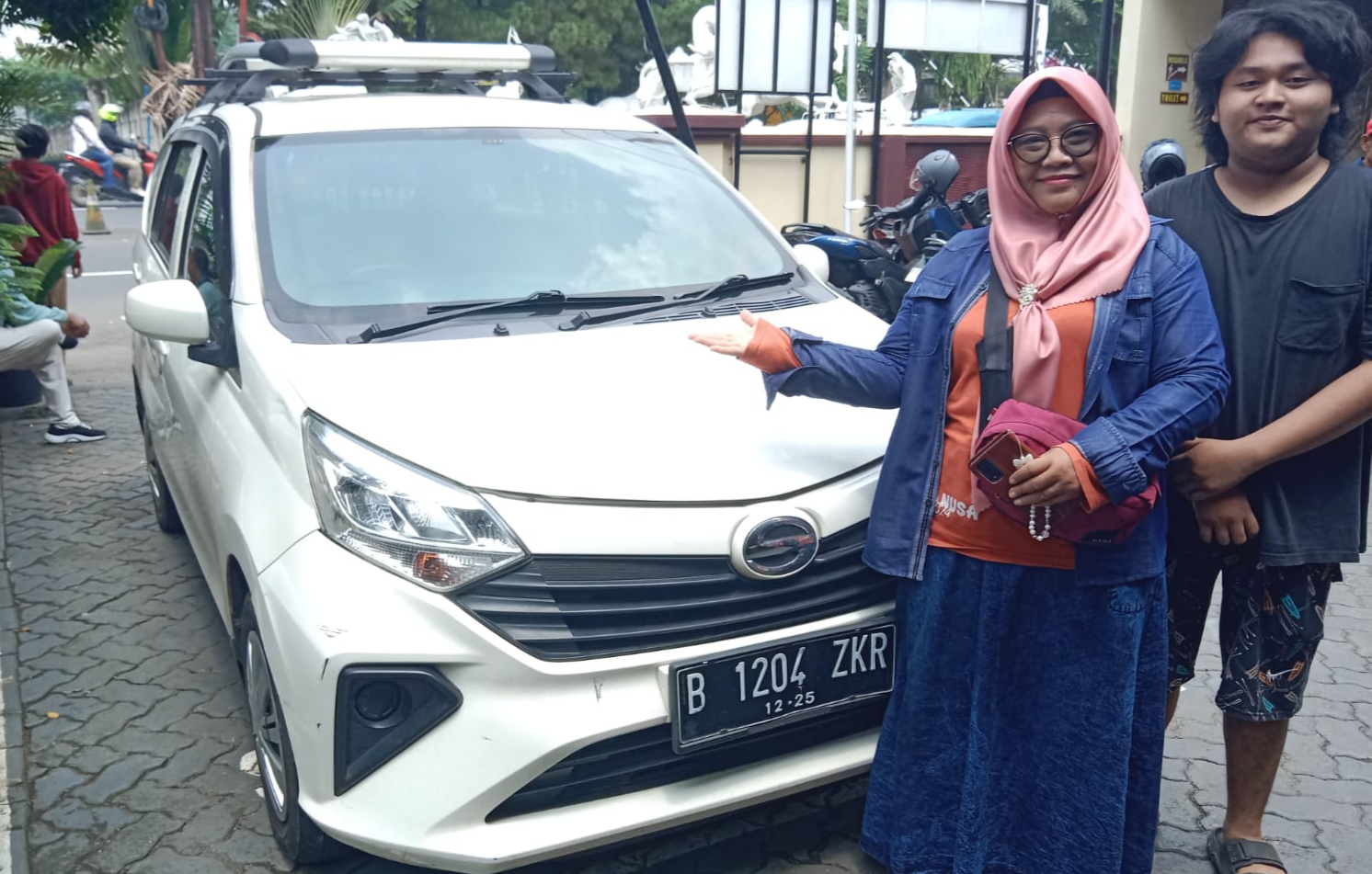 Kapolsek Bojongsari Serahkan Kembali Mobil Korban Penipuan dan Penggelapan