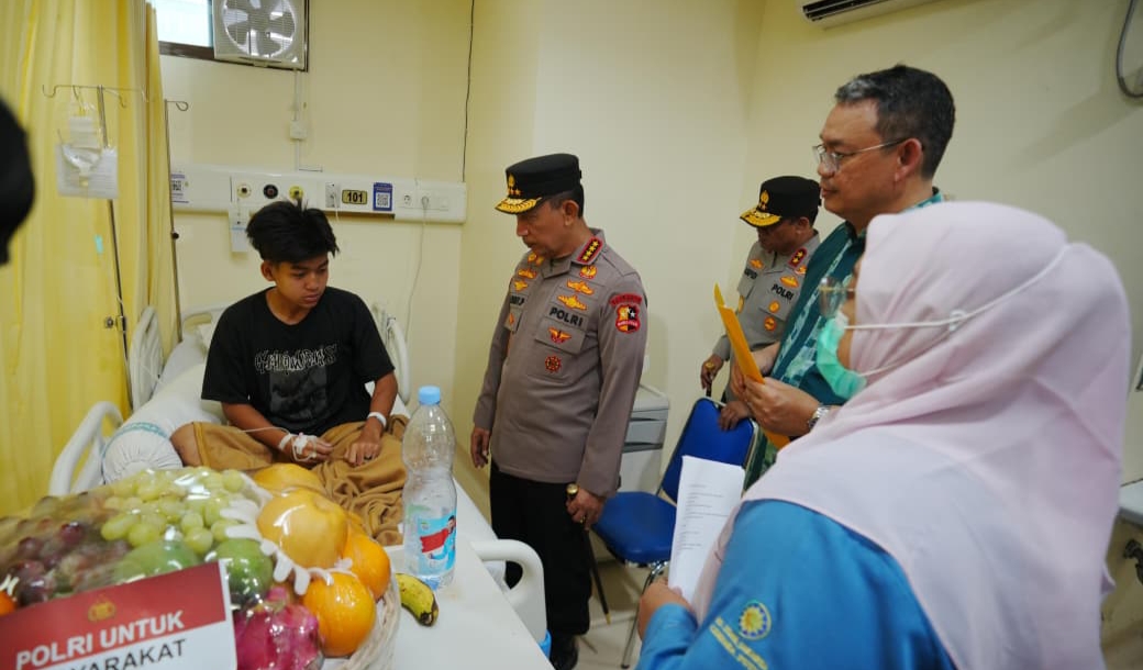 Kapolri Listyo Sigit Kunjungi Korban Ledakan SMAN 72 di RSI Cempaka Putih