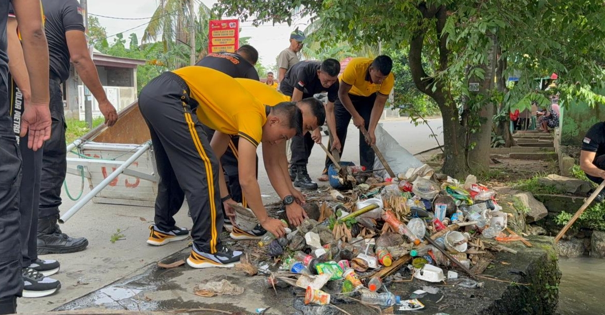 Brimob Polda Metro Jaya Gelar Bakti Sosial Kebersihan di Masjid Jami Nurul Jannah Hegarmukti