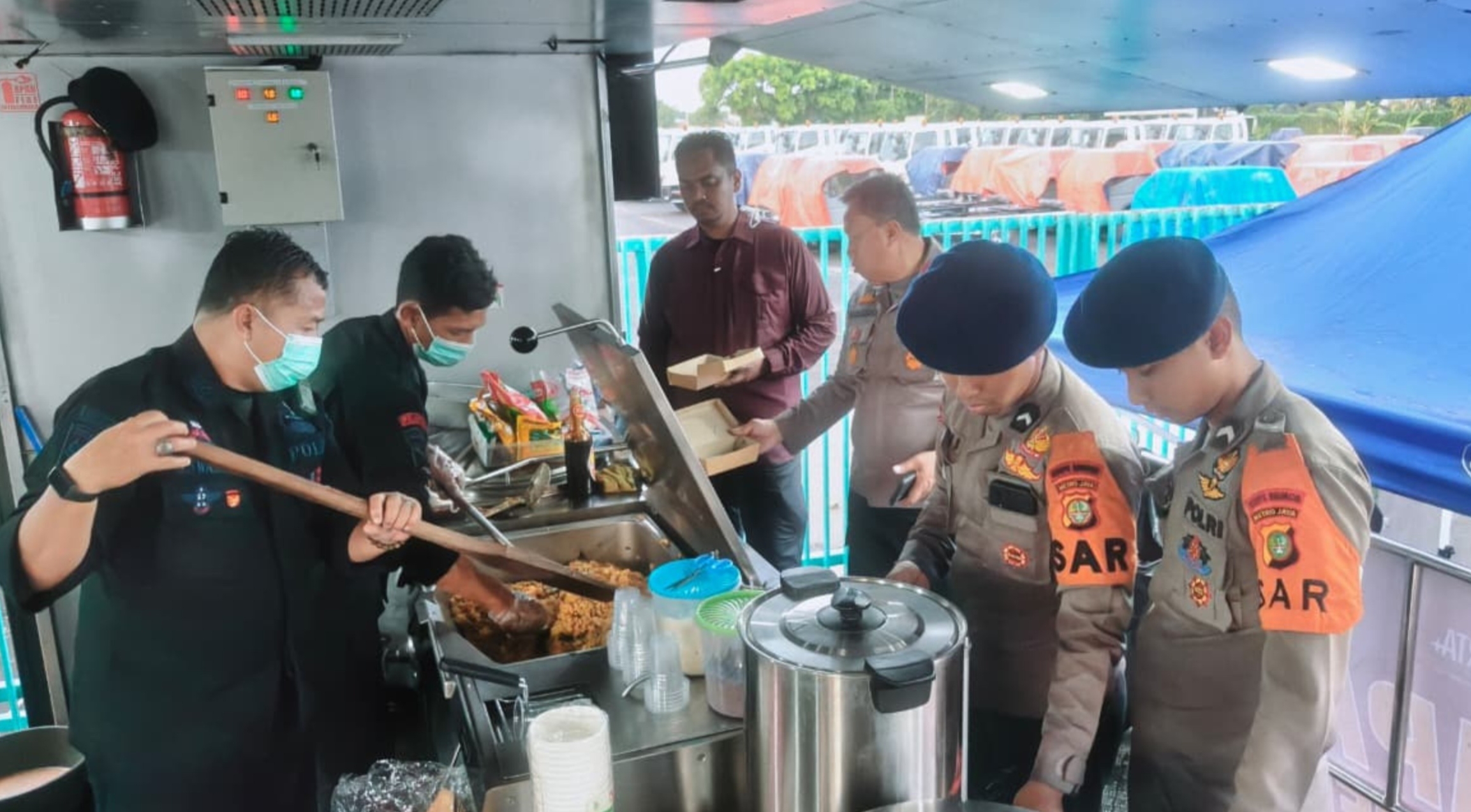 Polda Metro Jaya Gelar Dapur Umum untuk Warga Terdampak Banjir di Rawa Teratai, Jakarta Timur