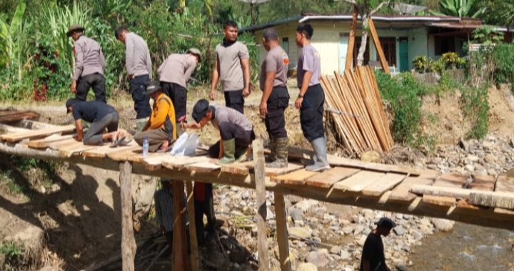 Polri Bersama Masyarakat Bangun Jembatan Darurat