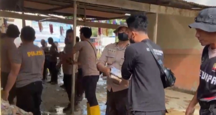 Polres Bireuen Gotong Royong Bersihkan SD Negeri 11 Kutablang Pascabencana Banjir Bandang 