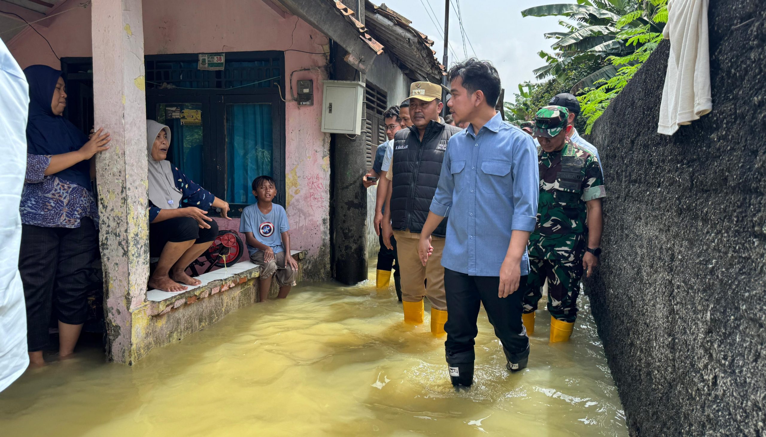 Tinjau Banjir Karawang, Wapres Prioritaskan Kesehatan dan Keselamatan Warga Terdampak