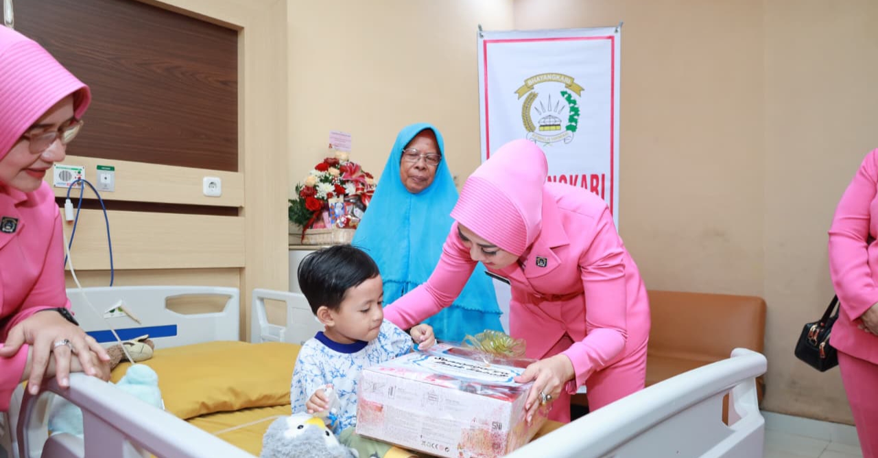 Bertemu Saat Banjir Rob Sei Tabuk, Kapolda Kalsel Berikan Bantuan Biaya Pengobatan Anak Yatim Piatu Korban Laka Lantas