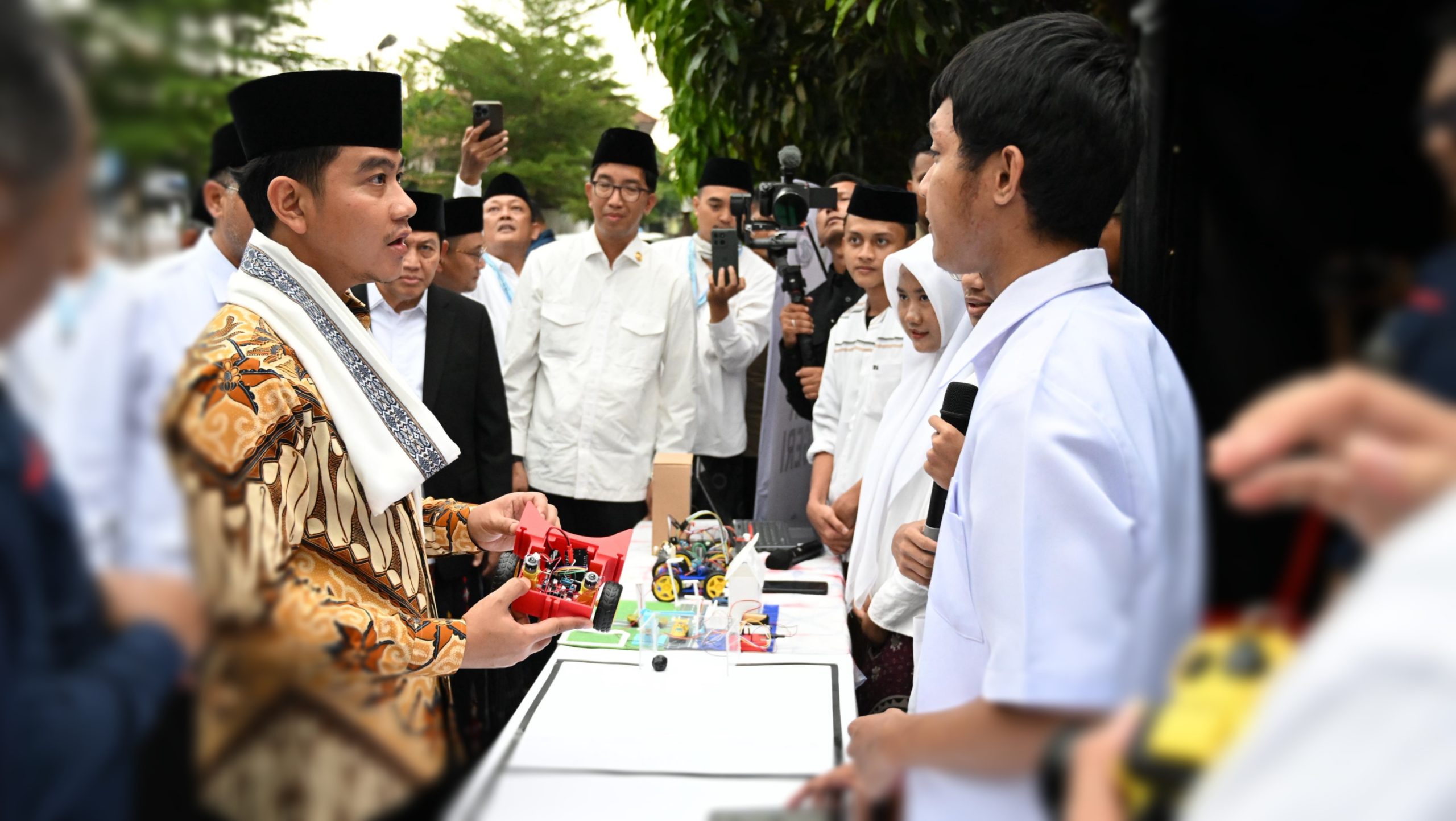 Santri Cipasung Unjuk Inovasi AI dan Robotika di Hadapan Wapres