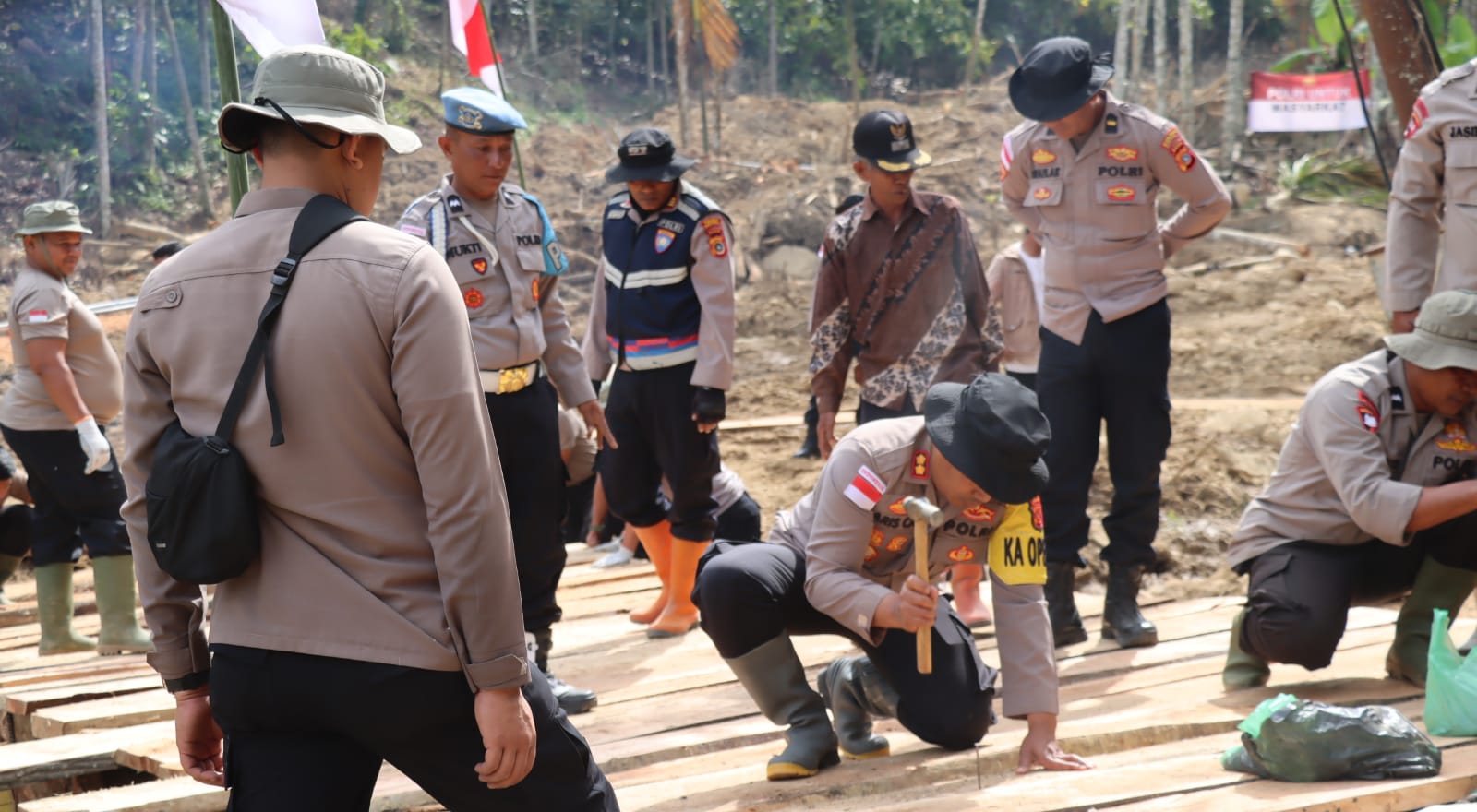 Polres Bener Meriah dan Brimob Polda Aceh Bangun Jembatan Darurat di Kampung Setie