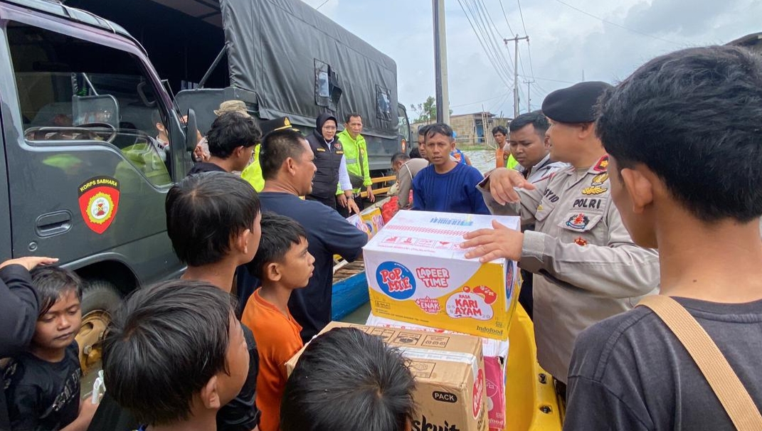 Kapolda Metro Jaya Salurkan Bantuan, Ringankan Beban Warga Terdampak Banjir