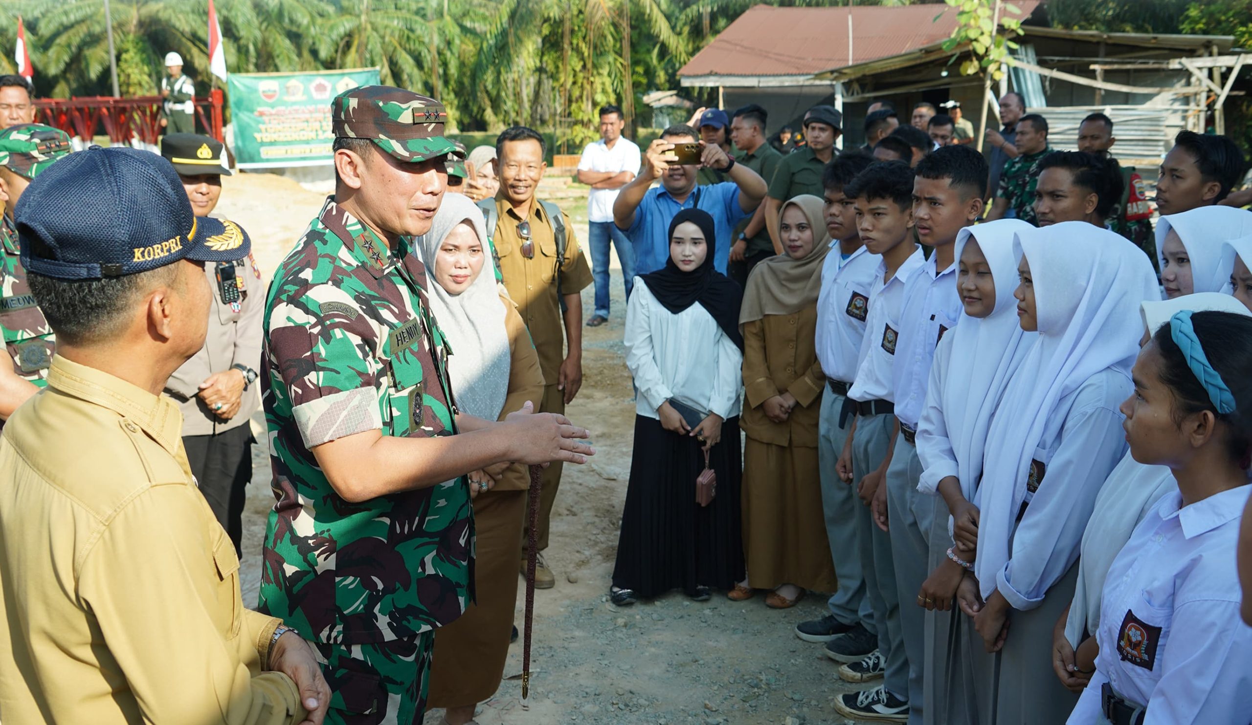 Masyarakat Apresiasi TNI AD Saat Pangdam I/BB Tinjau Jembatan Bailey di Langkat