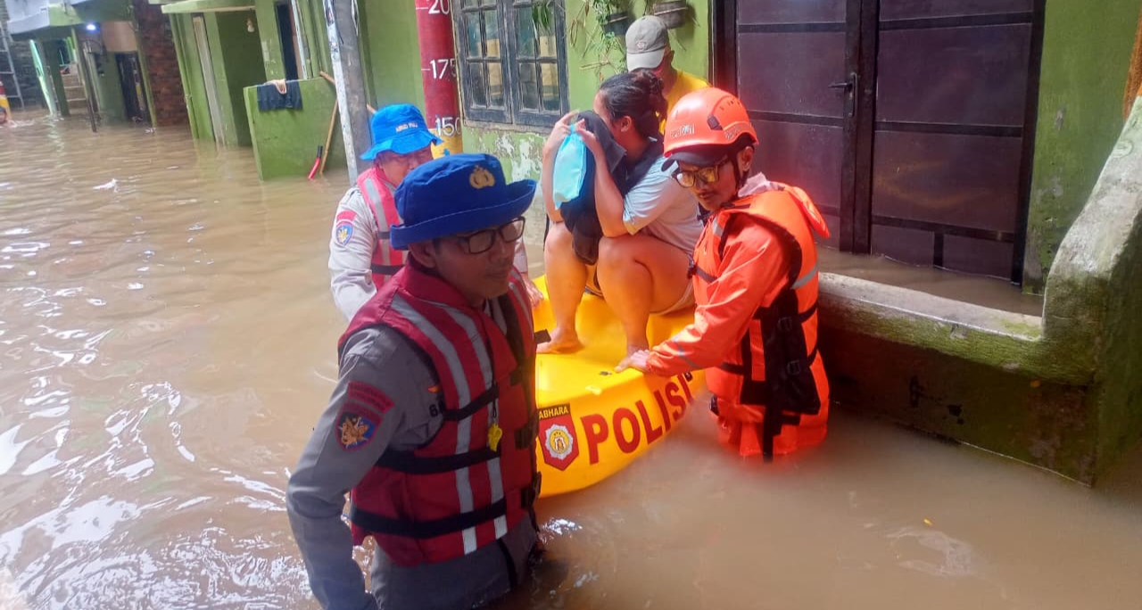 Sigap di Tengah Banjir, Tim SAR Ditpolairud Polda Metro Jaya Evakuasi Warga