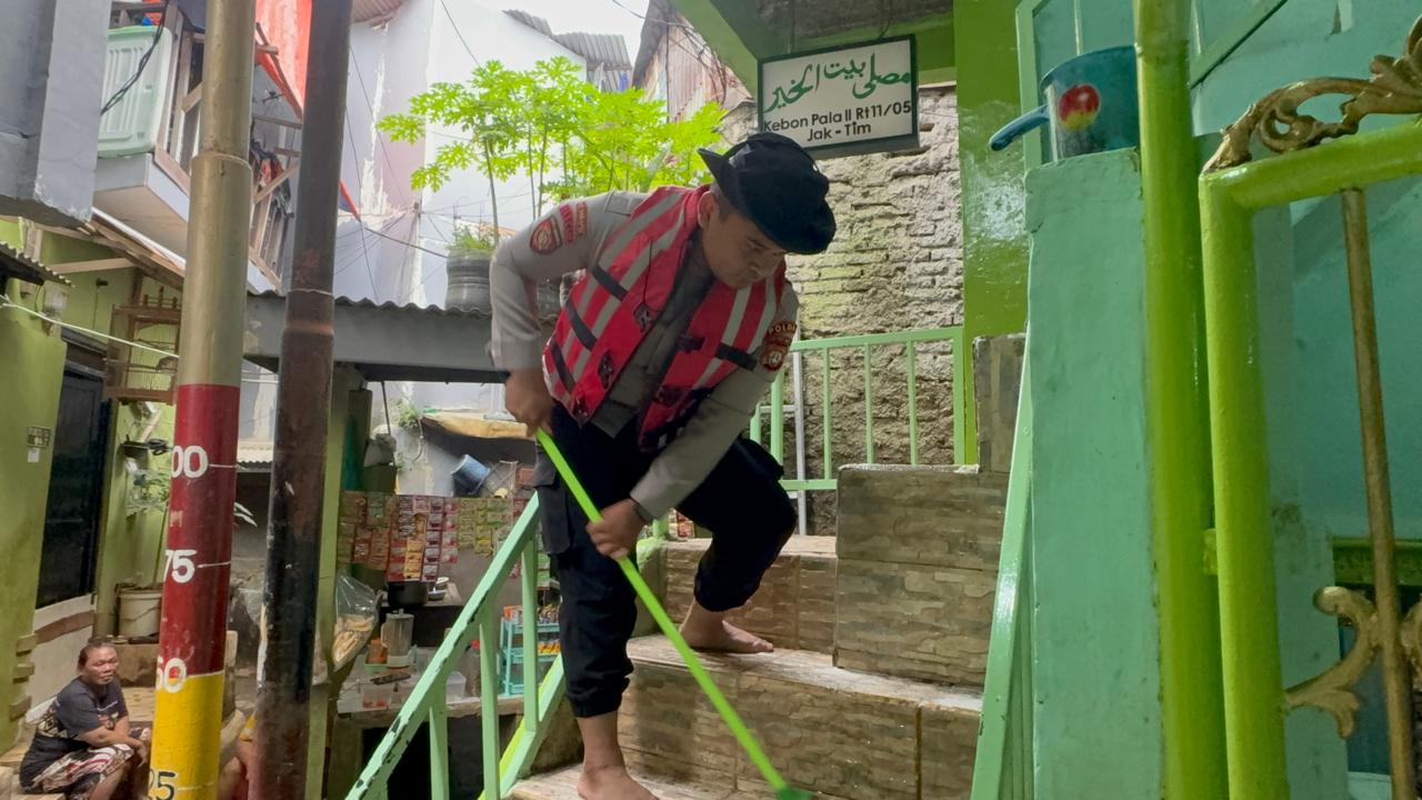 Jelang Ramadhan, Dit Samapta Polda Metro Jaya Bersih-bersih Mushola Terdampak Banjir Di Jaktim
