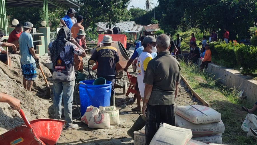 Warga Nagori Naga Jaya I Gotong Royong Bangun Jalan Rabat Beton 