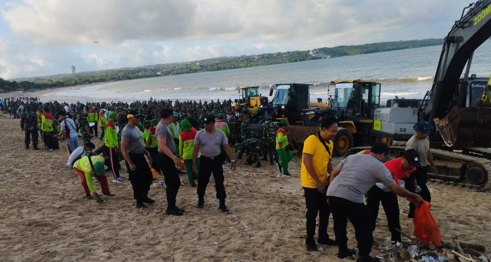 Polda Bali bersama TNI dan Masyarakat Gelar Karya Bakti Pembersihan Pantai Kedonganan dan Kuta