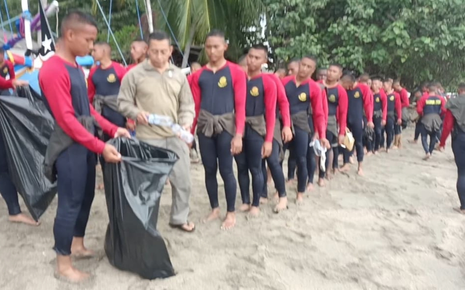 Pusdik Brimob Gelar Aksi Bersih Pantai Pasir Putih Situbondo, Tindak Lanjuti Arahan Presiden RI