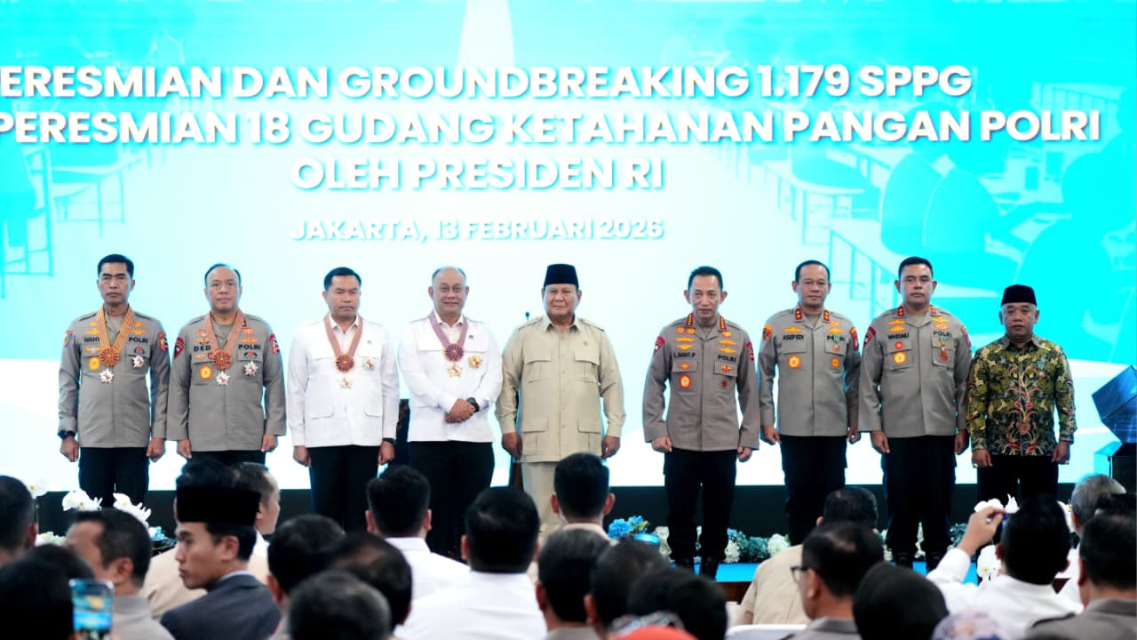Presiden Prabowo Anugerahkan Bintang Jasa Kepada Penggerak MBG dan Rantai Pasok SPPG Polri
