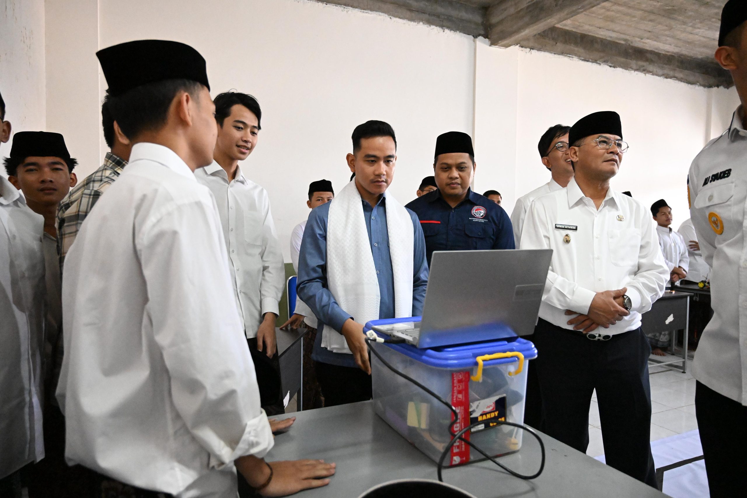 Kunjungi Ponpes Baitul Arqom Al-Islami, Wapres Dorong Santriwan Santriwati Adaptif terhadap AI dan Teknologi Robotik