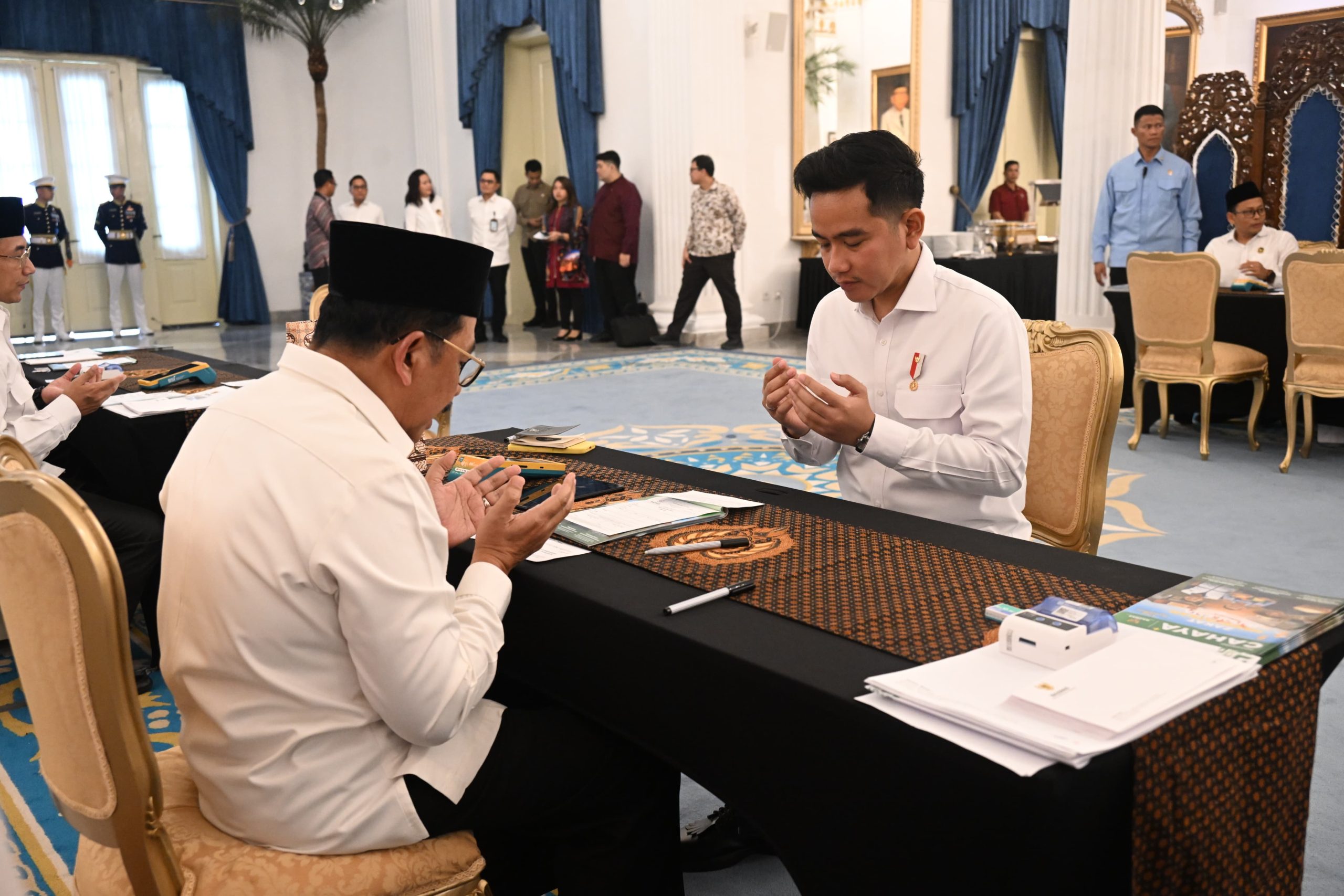 Wapres Bersama Presiden Prabowo Tunaikan Zakat Melalui Baznas di Istana Negara