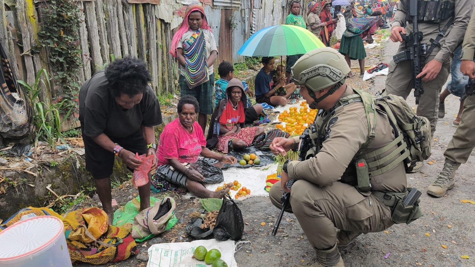 Sentuhan Humanis di Sugapa, Satgas Damai Cartenz Patroli Sambil Menyapa Warga